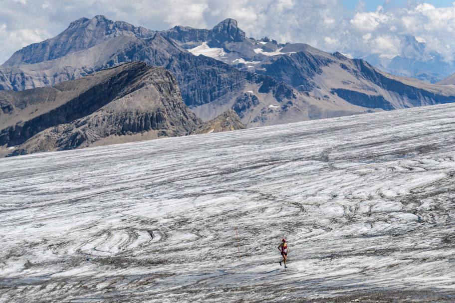 Un po&#39; di refrigerio per i partecipanti del Glacier 3000 run and marathon di 42 km sui ghiacciai svizzeri a 2757 metri (Afp)